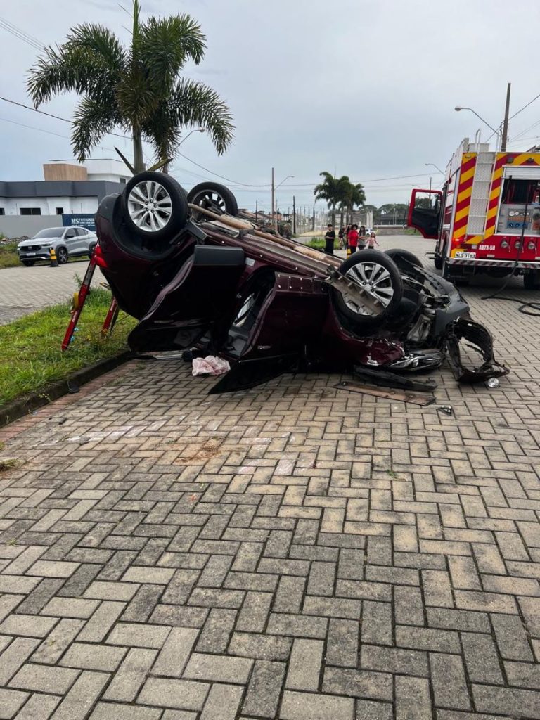 Veículo capota após colidir em arvore no bairro Arapongas em Araranguá