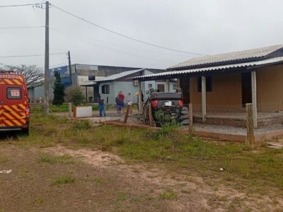 Veículo capota e fere mulher no Centro de São João do Sul