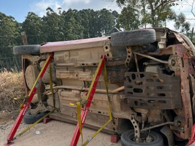 Mulher é resgatada pelos bombeiros do interior de veículo que tombou no Morro do Pronto