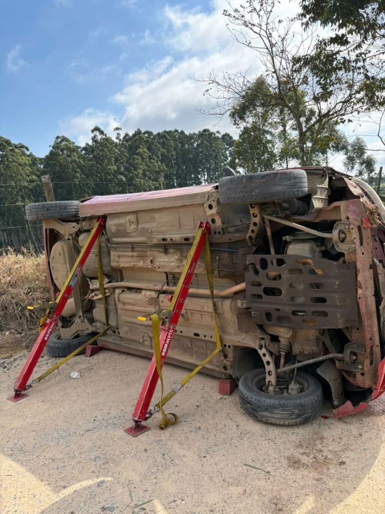 Mulher é resgatada pelos bombeiros do interior de veículo que tombou no Morro do Pronto