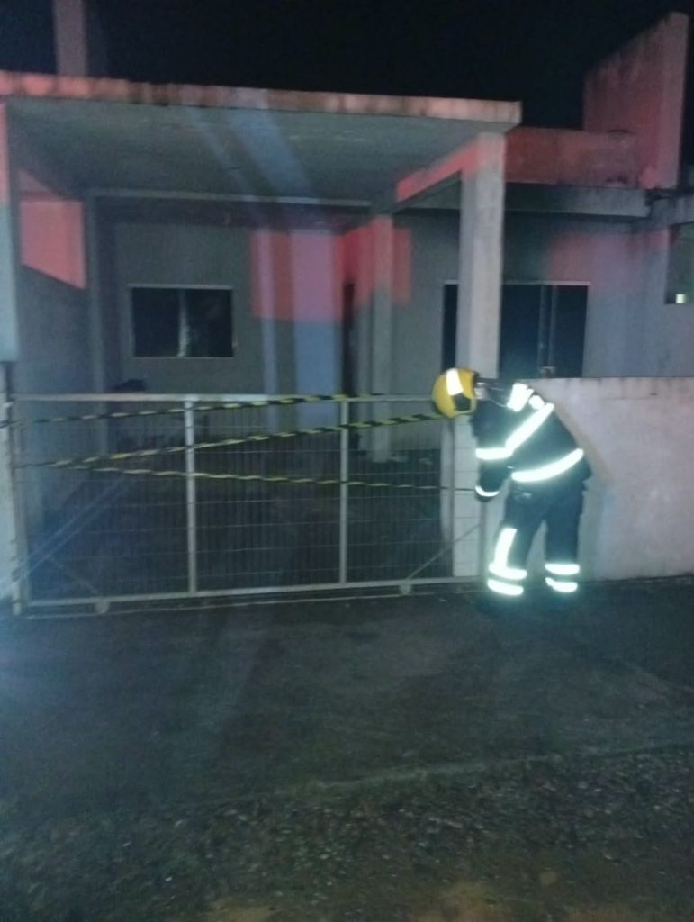 Princípio de incêndio atinge casa usada por usuários de drogas em Praia Grande