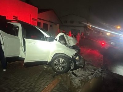Assalto a mão armada no Jardim das Avenidas termina com colisão de veículo em poste