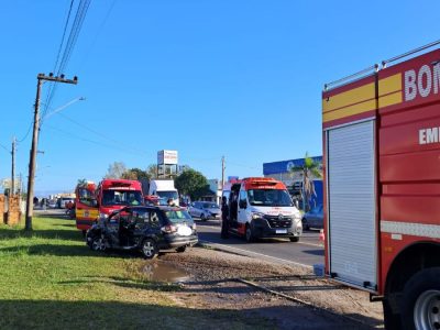 Condutor de automóvel escapa sem ferimentos após colisão com caminhão na Divinéia