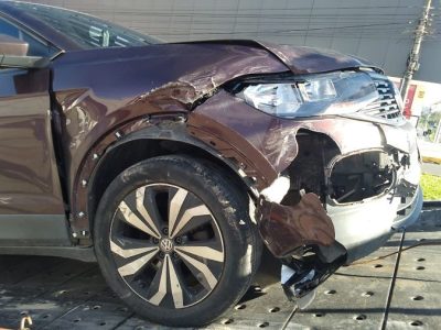 Veículo tomba após colisão no Centro de Araranguá (VÍDEO)