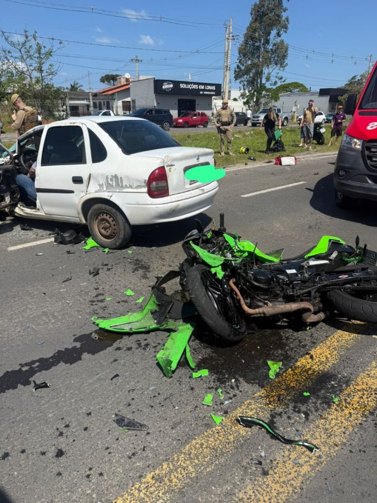 Colisão envolve automóvel e motocicleta no Mato Alto, deixa três feridos com gravidade e, um vai a óbito.