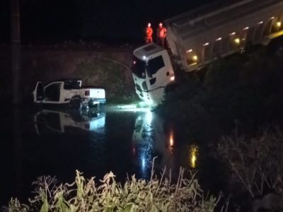 Colisão seguida de saída de pista deixa mulher ferida em Turvo