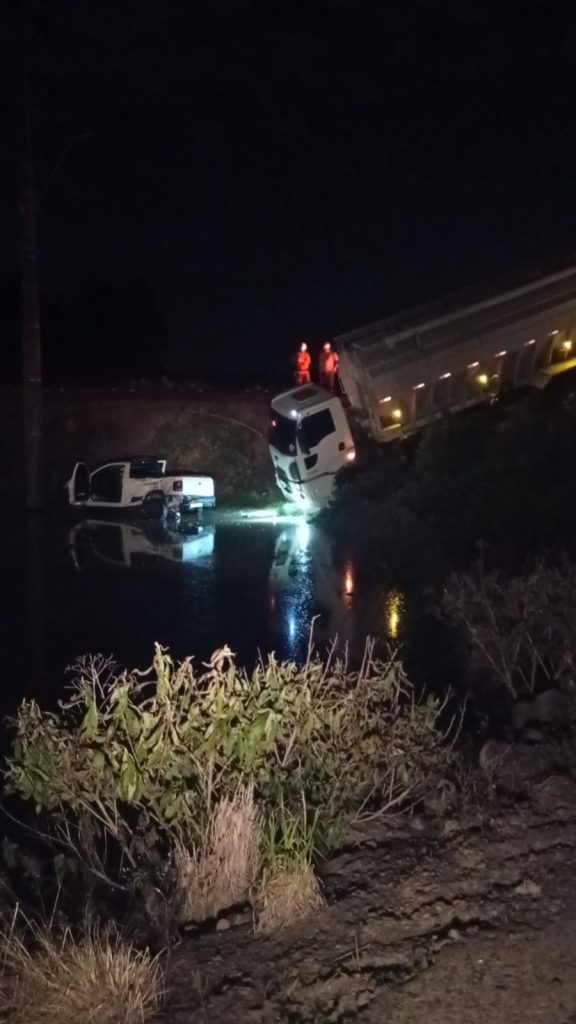 Colisão seguida de saída de pista deixa mulher ferida em Turvo