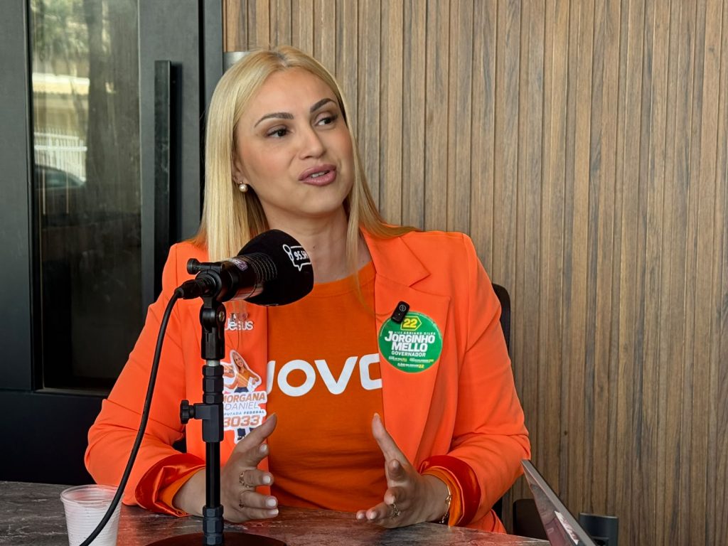 Candidata Morgana Daniel defende desburocratização do SUS e mudanças na segurança pública durante entrevista na Rádio Araranguá