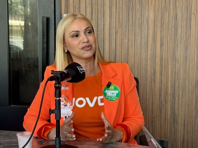 Candidata Morgana Daniel defende desburocratização do SUS e mudanças na segurança pública durante entrevista na Rádio Araranguá