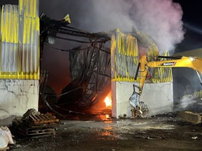 Incêndio de grandes proporções atinge empresa de recicláveis em Santa Rosa do Sul