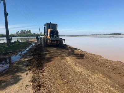 Em Meleiro, secretaria de Obras inicia recuperação das estradas após período de fortes chuvas