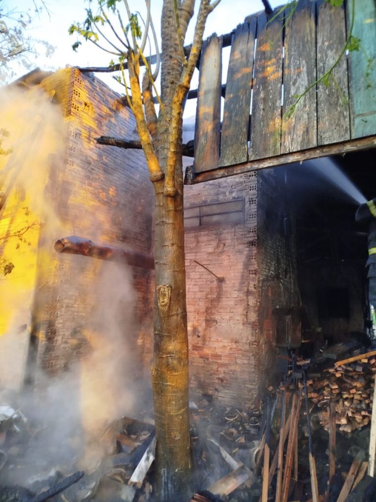 Princípio de incêndio atinge estufa de fumo no interior de Ermo