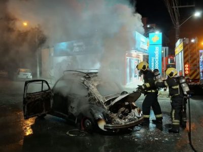 Incêndio consome veículo no Centro de São João do Sul