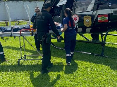 Serviço aeromédico socorre motociclista em estado grave após colisão em São João do Sul