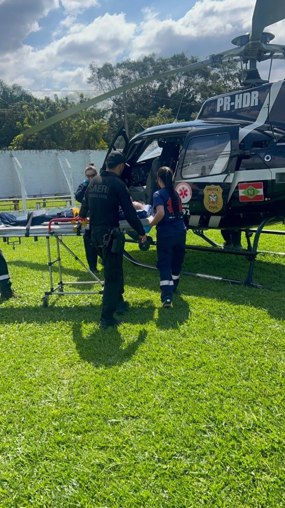 Serviço aeromédico socorre motociclista em estado grave após colisão em São João do Sul