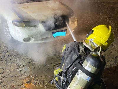 Incêndio atinge motor e causa danos a veículo em Passo de Torres