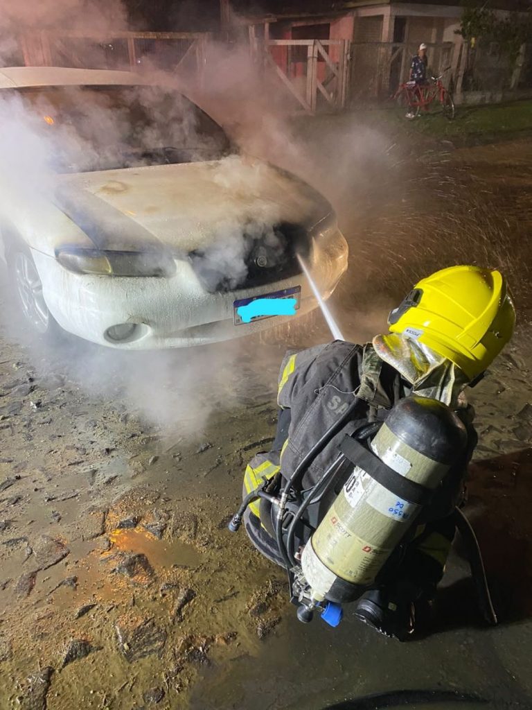 Incêndio atinge motor e causa danos a veículo em Passo de Torres