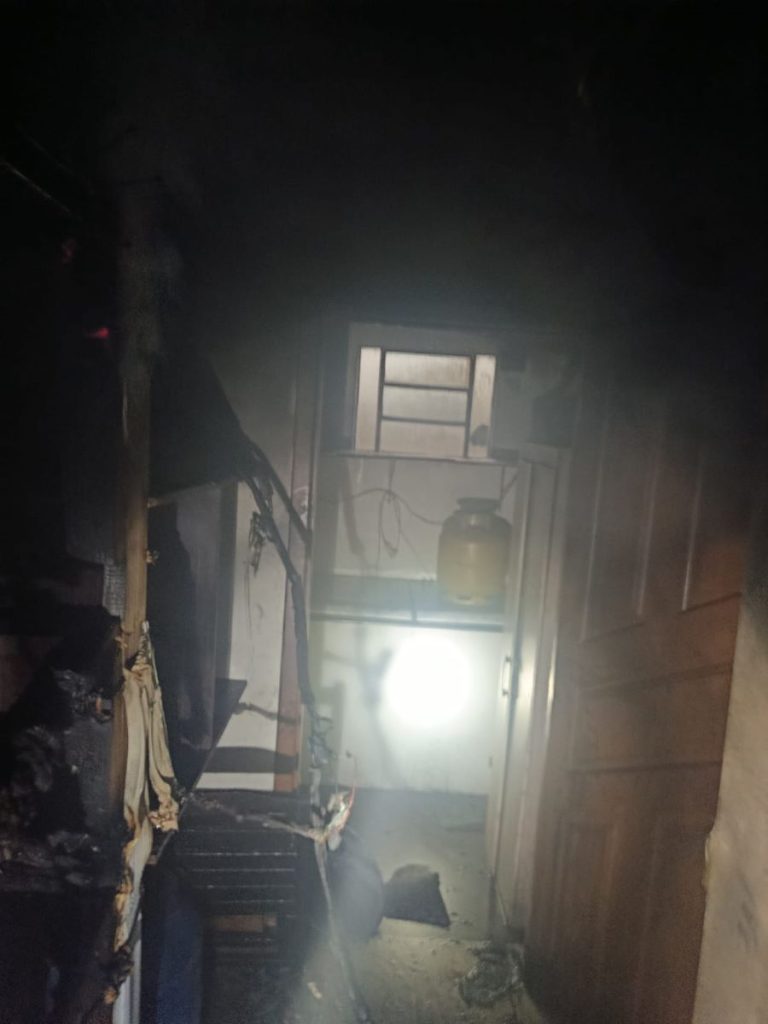 Moradores de edifício são evacuados após incêndio em lanchonete em Sombrio