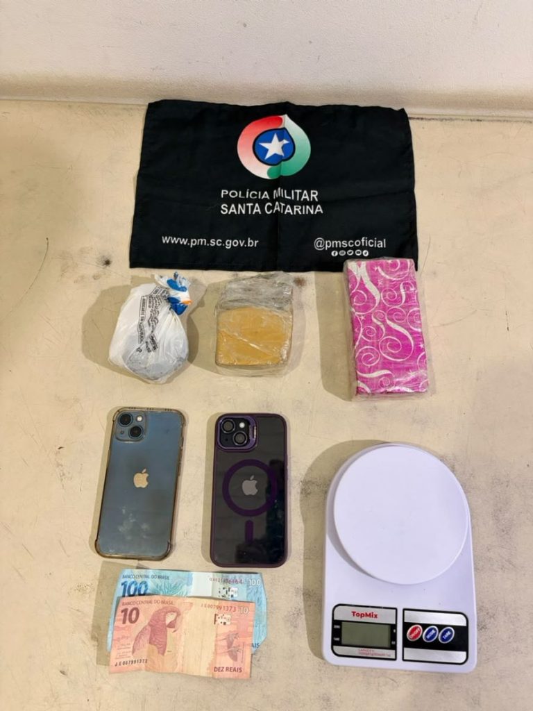 Polícia Militar apreende mais de meio quilo de maconha em Sombrio e prende traficantes