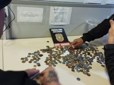 Polícia Civil prende mulher que traficava em favela da Divinéia com drogas e, moedas usadas por moradores de rua para compra de entorpecentes