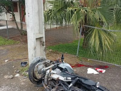 Motociclista fica gravemente ferido após colisão em poste no Centro de São do Sul