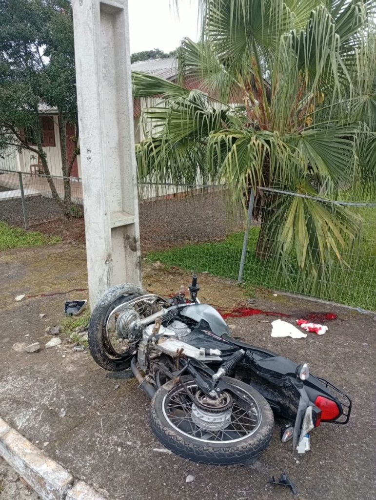 Motociclista fica gravemente ferido após colisão em poste no Centro de São do Sul
