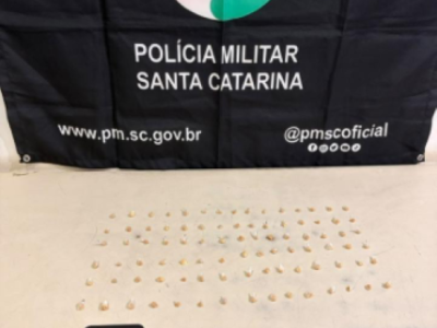 Polícia Militar prende homem que ameaçou esposa com faca na Operária e, traficante que usava motocicleta para entrega de drogas em Sombrio