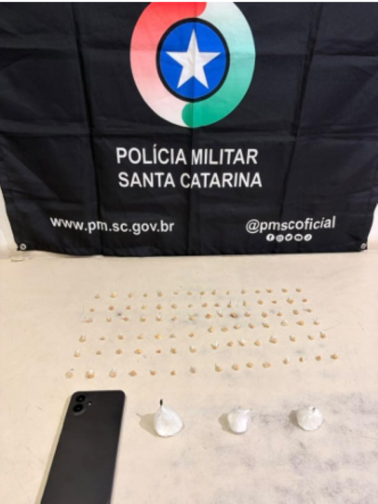 Polícia Militar prende homem que ameaçou esposa com faca na Operária e, traficante que usava motocicleta para entrega de drogas em Sombrio