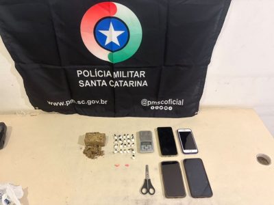 Polícia Militar apreende drogas e prende traficante próximo a escola em Passo de Torres
