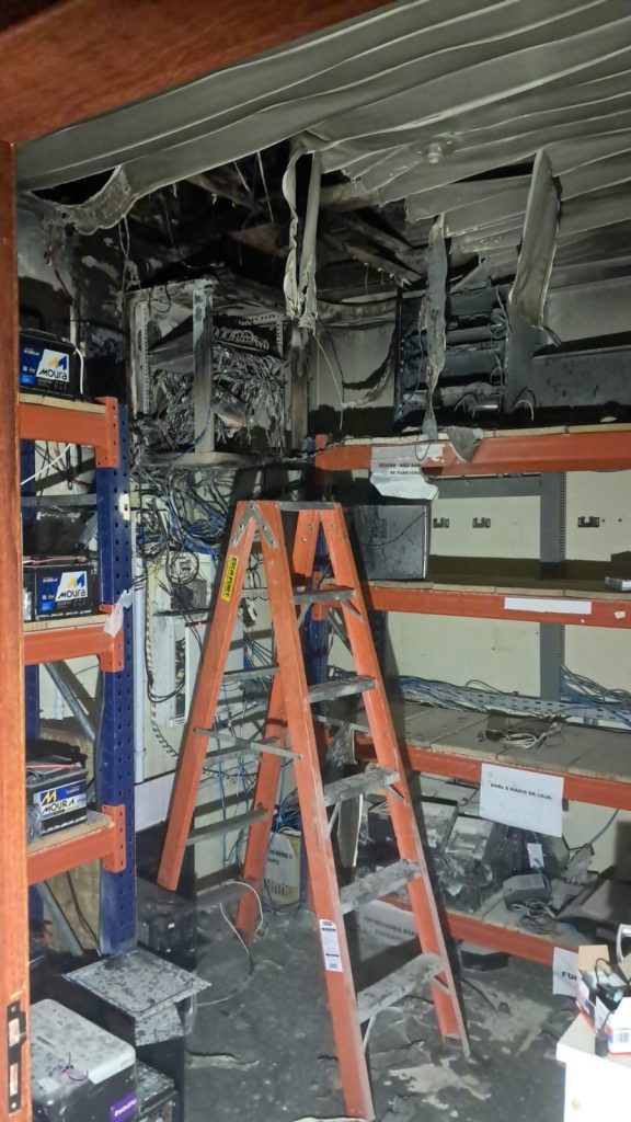 Princípio de incêndio destrói sala de TI em mercado de Balneário Arroio do Silva
