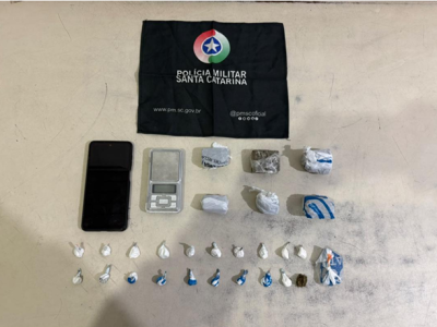 Traficante é preso com maconha e, cocaína no bairro Arapongas em Araranguá