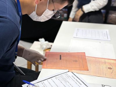 Estudantes do Sesi recorrem ao acervo do Cedoc para investigar a história do carvão em Criciúma