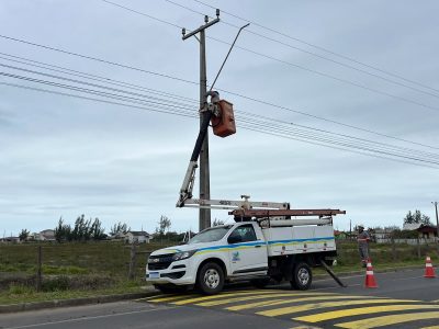 Ampliação de fase e nova iluminação: 10 braços de luminárias são instalados no bairro Santa Helena