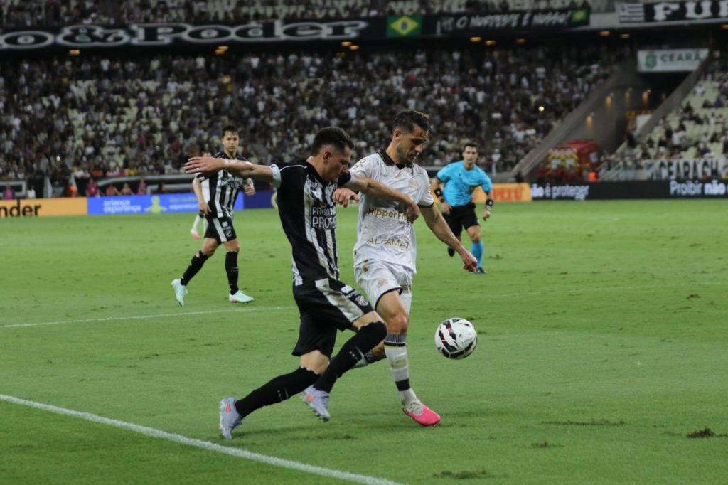 Criciúma toma gol na reta final e perde para o Ceará