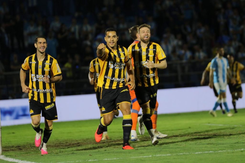 Criciúma vence o Londrina fora e se mantém na briga pelo acesso