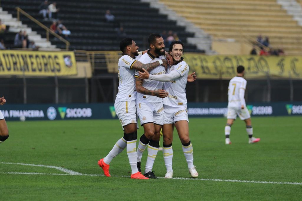 Criciúma vence e encosta nos líderes da Série B
