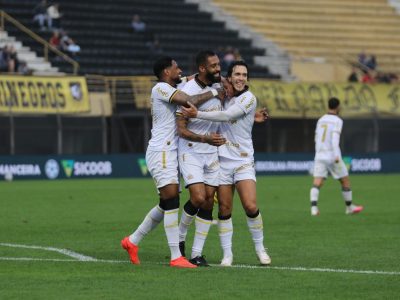 Criciúma vence e encosta nos líderes da Série B