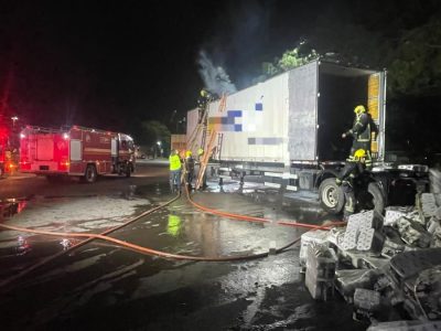 Principio de incêndio atinge carreta carregada com papel em Torres e, mobiliza bombeiros catarinenses