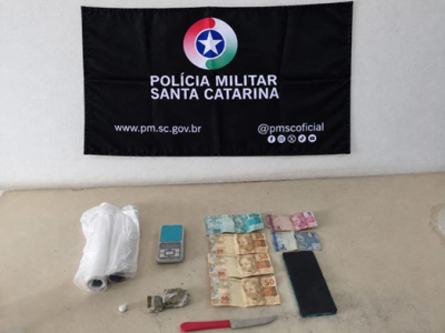 PM prende traficante que usava veículo para venda de drogas em Araranguá e, criminoso com mandado de prisão em São João do Sul