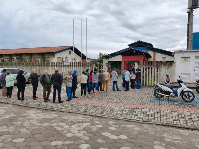 Eleitores aproveitam início da manhã para votar em Araranguá