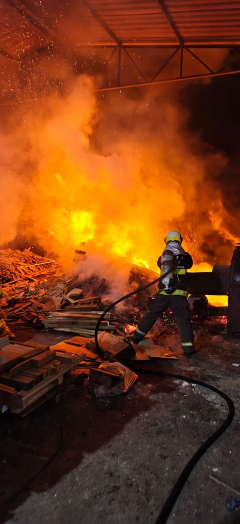 Incêndio em empresa de Santa Rosa do Sul mobiliza bombeiros durante a madrugada