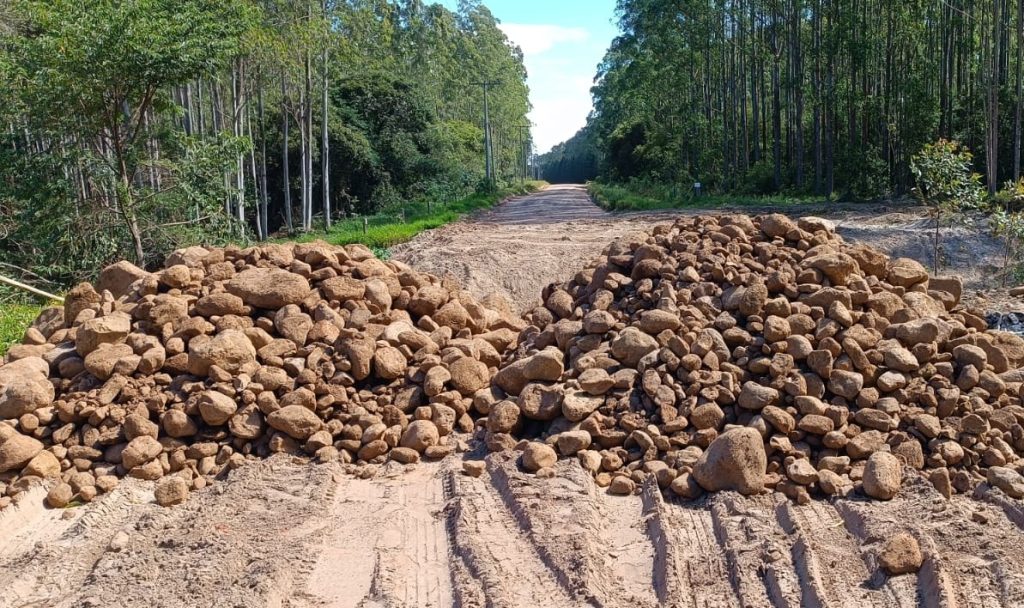 Prefeitura de Balneário Gaivota executa obra emergencial para liberar trânsito na Rodovia Caminhos do Mar