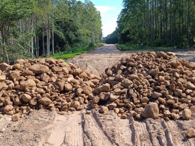 Prefeitura de Balneário Gaivota executa obra emergencial para liberar trânsito na Rodovia Caminhos do Mar