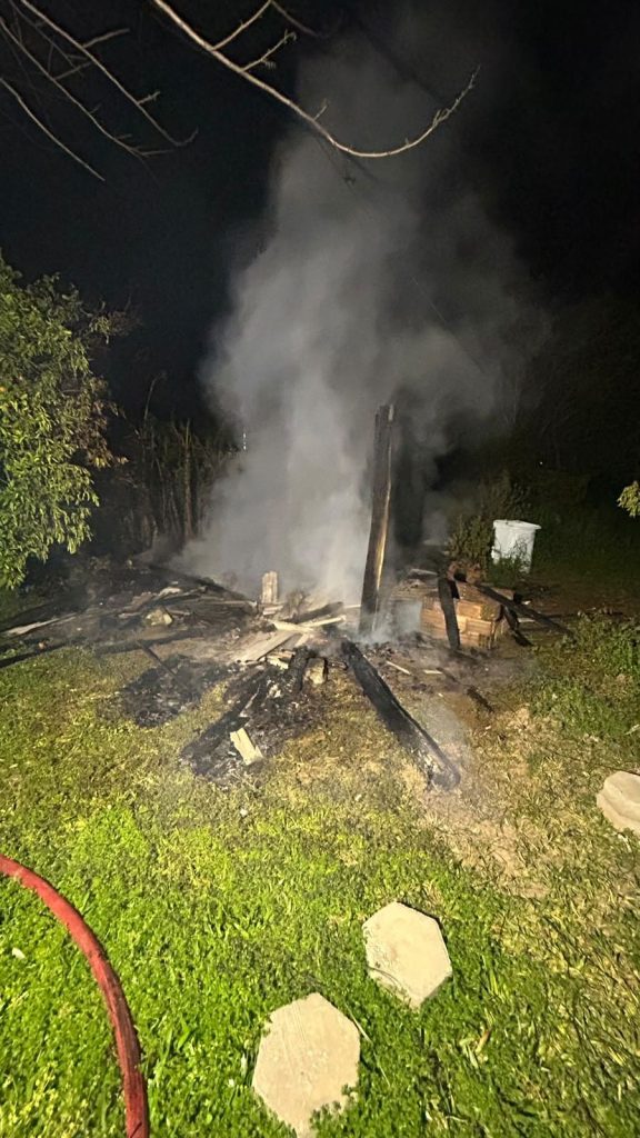 Incêndio destrói galpão de madeira no interior de Araranguá