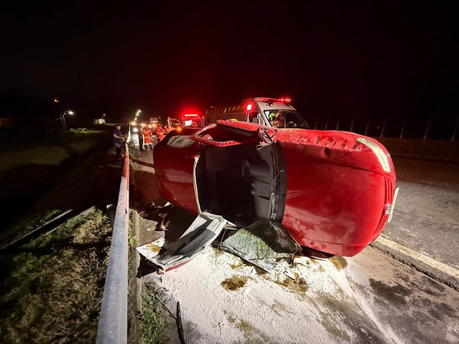 Mulher fica presa as ferragens após colisão na BR-101 em Sombrio