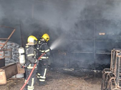 Incêndio provoca danos a estufa de fumo no Parque Alvorada em Araranguá