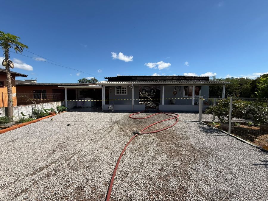Incêndio destrói casa no Jardim Cibele e mobiliza bombeiros em Araranguá