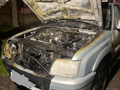 Incêndio atinge veículo parcialmente no Jardim Cibele