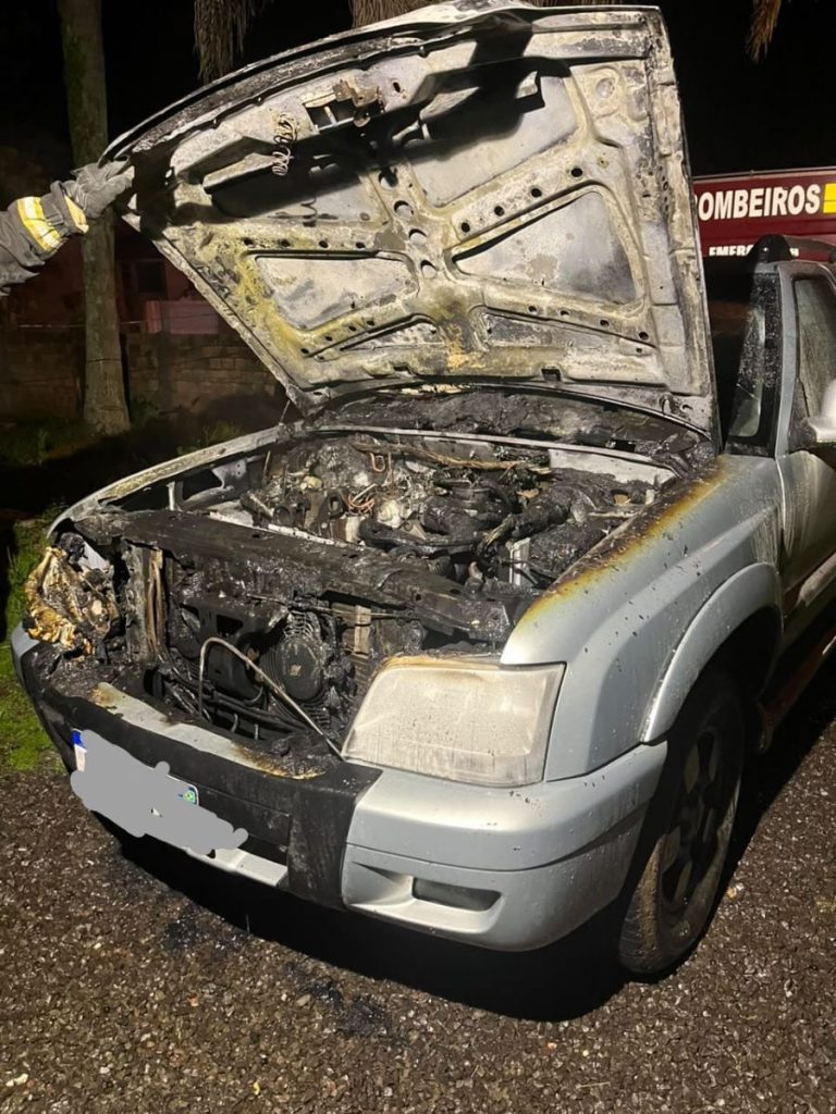 Incêndio atinge veículo parcialmente no Jardim Cibele