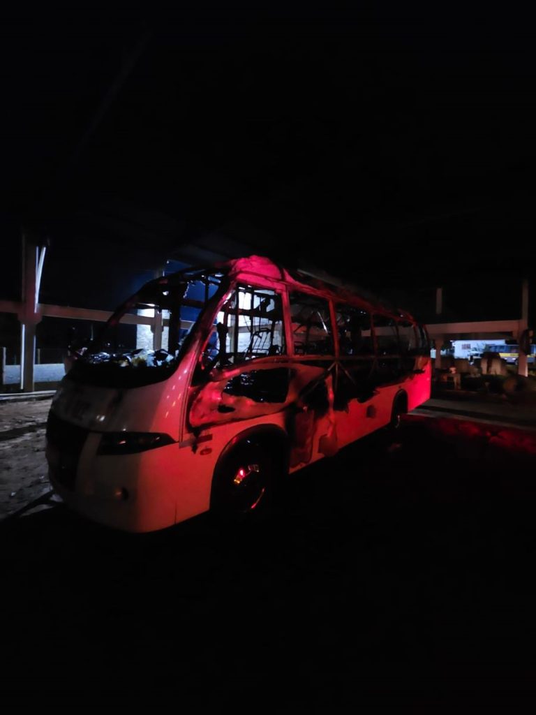 Colisão fere motociclista na Coloninha em Araranguá e, incêndio destrói micro-ônibus em Santa Rosa do Sul
